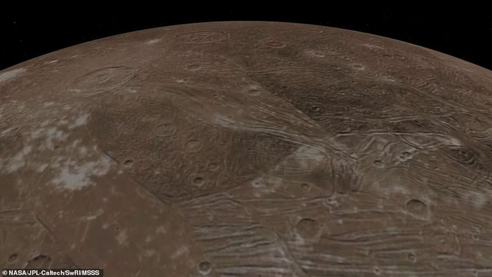 stunning-photos-of-the-largest-moon-in-the-solar-system-picture-3-Wkaxyy9Vp.jpg